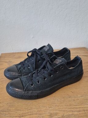 Chuck Taylor Low Top Converse All Black Sz 8M/10W. UNISEX
